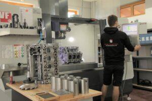 Zu unserem Kerngeschäft gehört auch die Motorenbearbeitung, alle Motorenbauteile werden mittels modernster Technik aufbereitet. Durch unseren eigenen Maschinenpark sind wir in der Lage sämtliche Arbeiten bei uns im Haus durchzuführen und können in allen Fällen höchste Genauigkeit und Präzision garantieren. Seit 2021 sind wir auch in der Ersatzteilfertigung tätig und entwickeln, testen und fertigen Ersatzteile für Porschemotore.