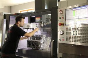 Zu unserem Kerngeschäft gehört auch die Motorenbearbeitung, alle Motorenbauteile werden mittels modernster Technik aufbereitet. Durch unseren eigenen Maschinenpark sind wir in der Lage sämtliche Arbeiten bei uns im Haus durchzuführen und können in allen Fällen höchste Genauigkeit und Präzision garantieren. Seit 2021 sind wir auch in der Ersatzteilfertigung tätig und entwickeln, testen und fertigen Ersatzteile für Porschemotore.