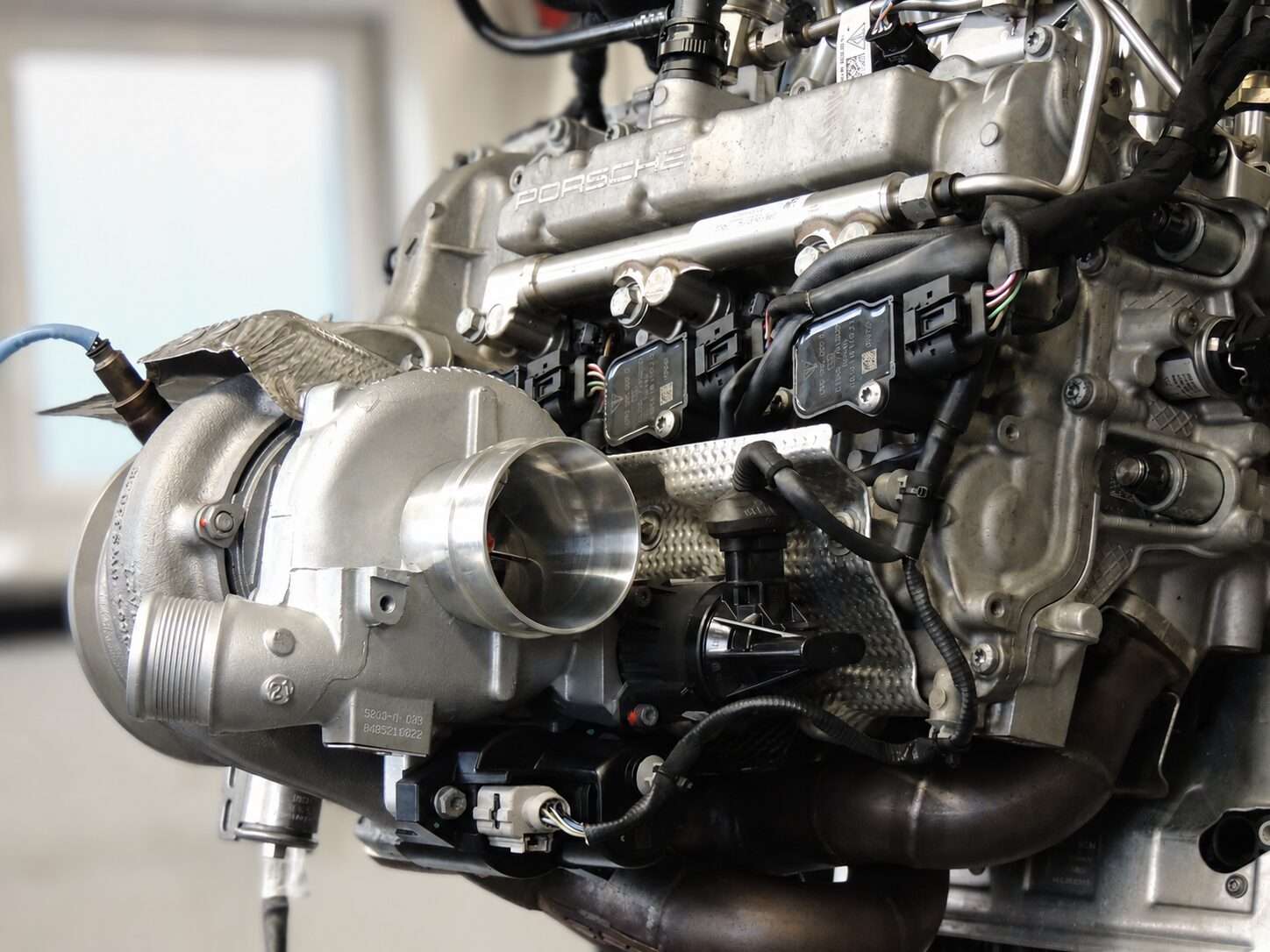 Porsche Motor mit Turbolader und Porsche-Ventildeckel für die Leistungssteigerung