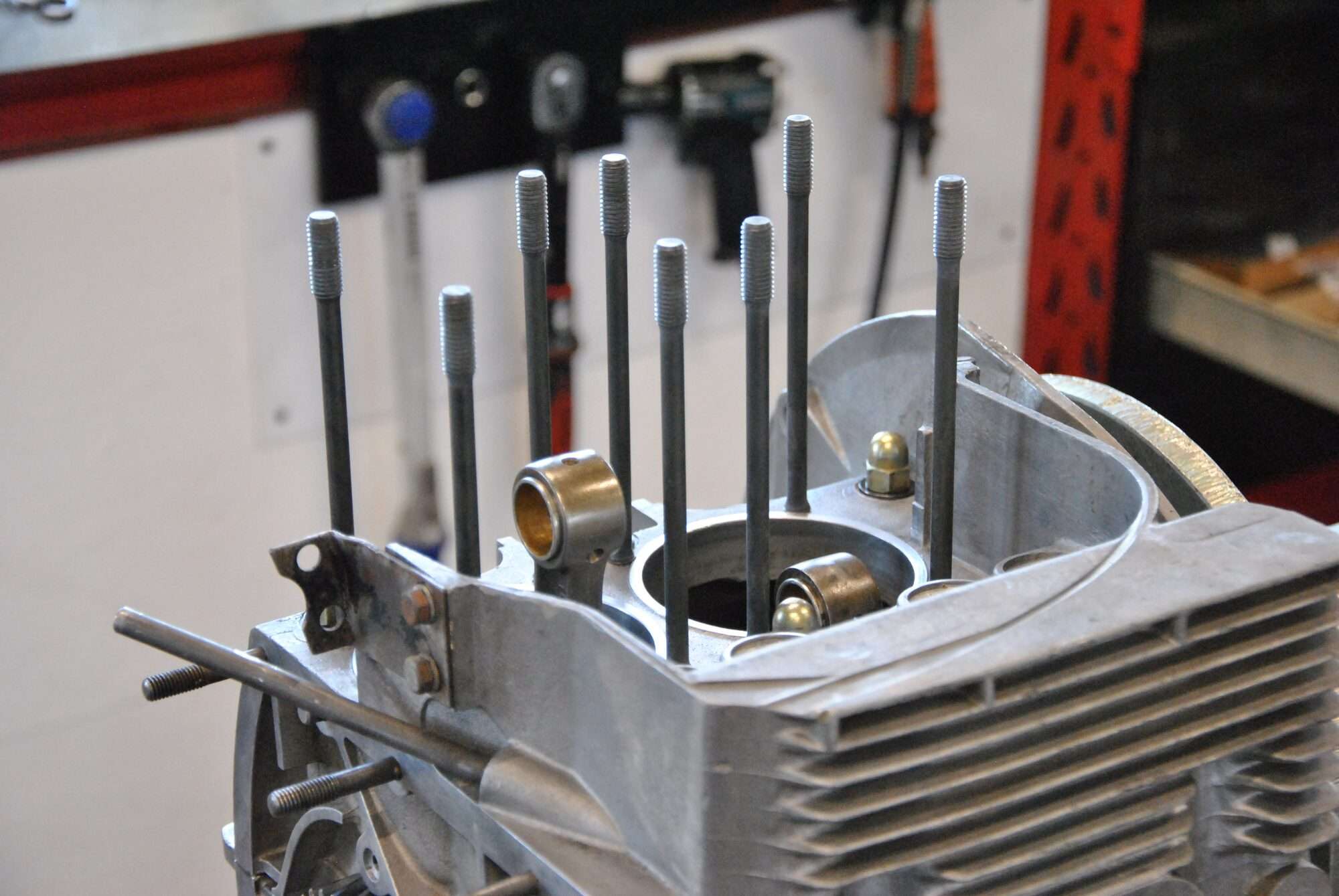 Porsche 356 Zylinderstehbolzen mit substanzschonender Gewinde-Instandsetzung am Aluminiumgehäuse