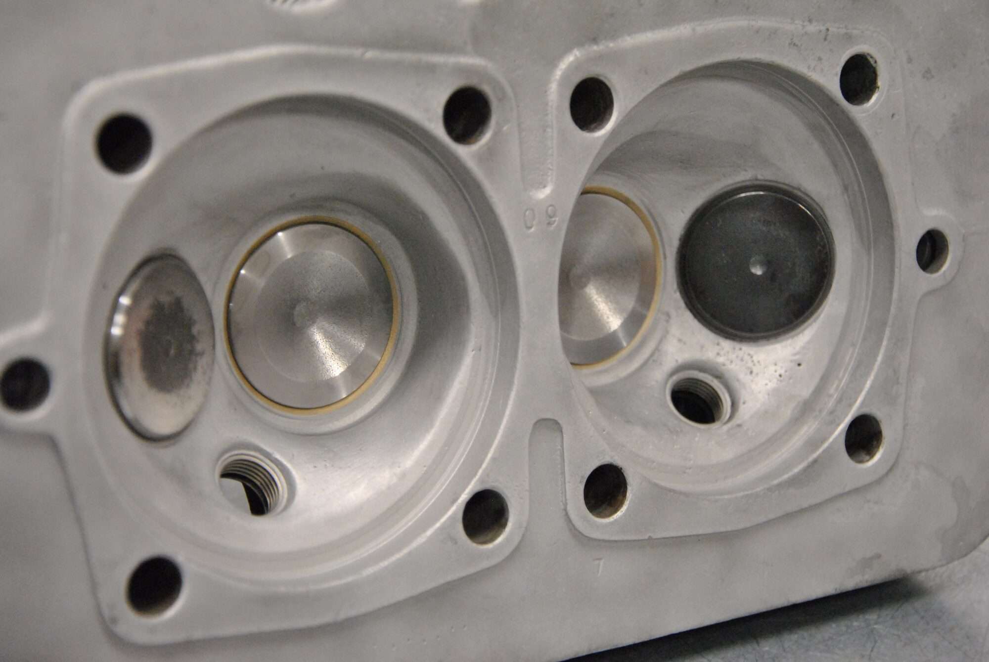 Porsche 356 Zylinderkopf mit erneuerten Ventilführungen und präzise geplanten Dichtflächen