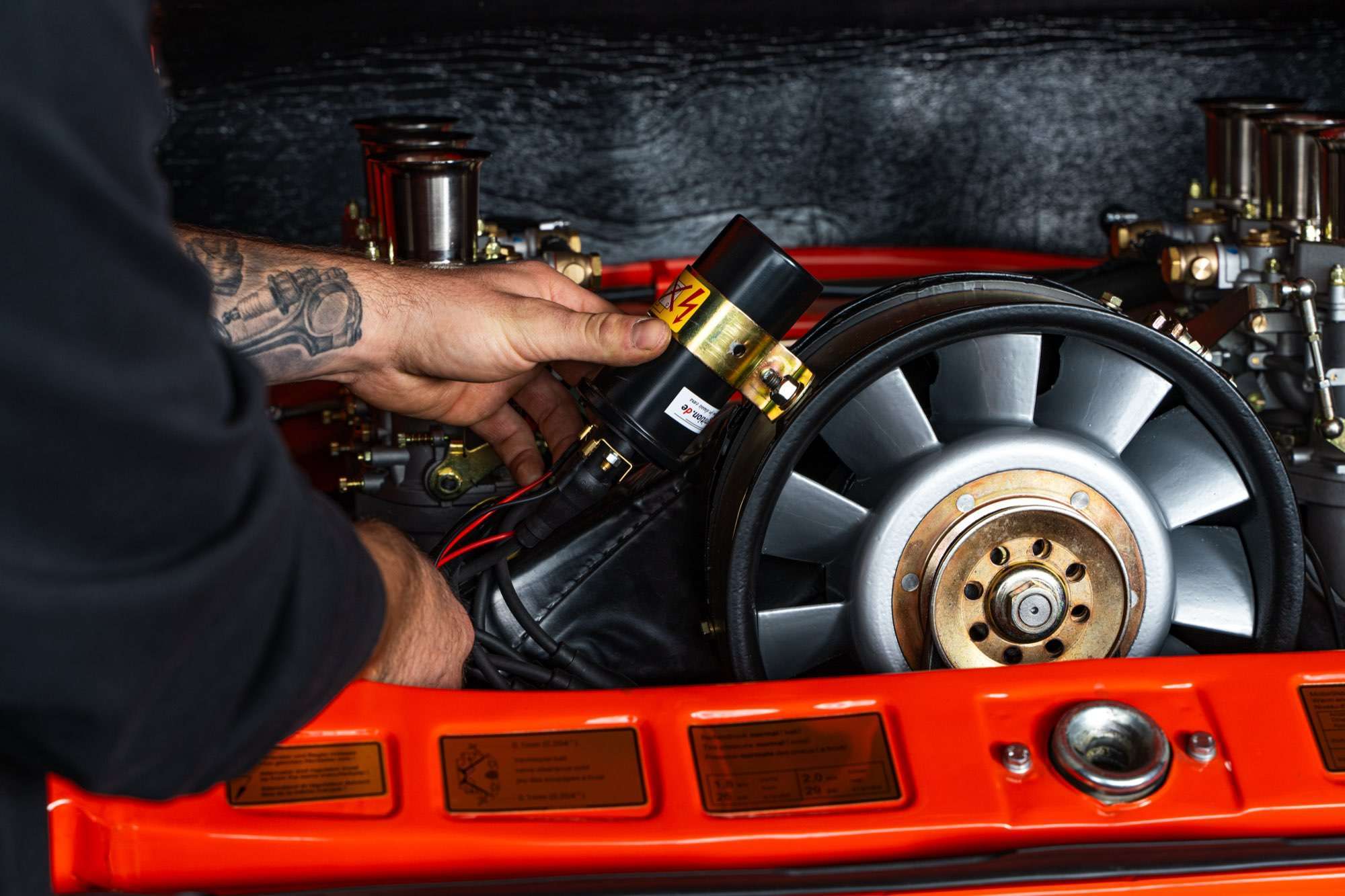 Werkstatt-Detail eines luftgekühlten Porsche-Boxermotors in der Manufaktur Paintmayer