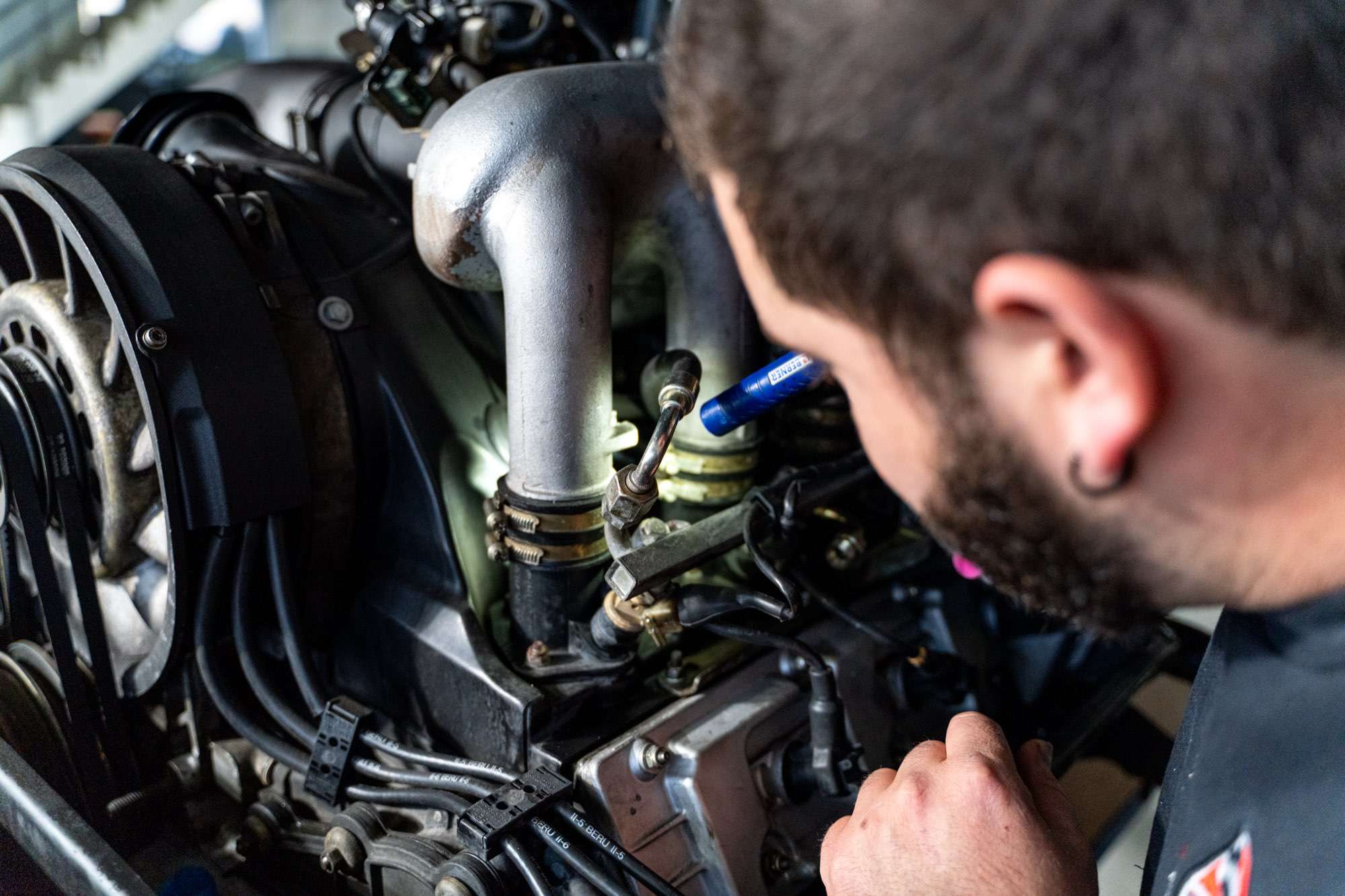 Porsche Boxermotor in Detailaufnahme während des Revisionsprozesses bei Paintmayer